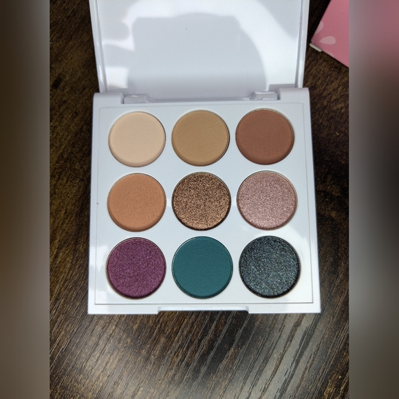 5/75$ CHICA BEAUTY Mini Fiesta Eyeshadow Palette - Picture 14 of 15